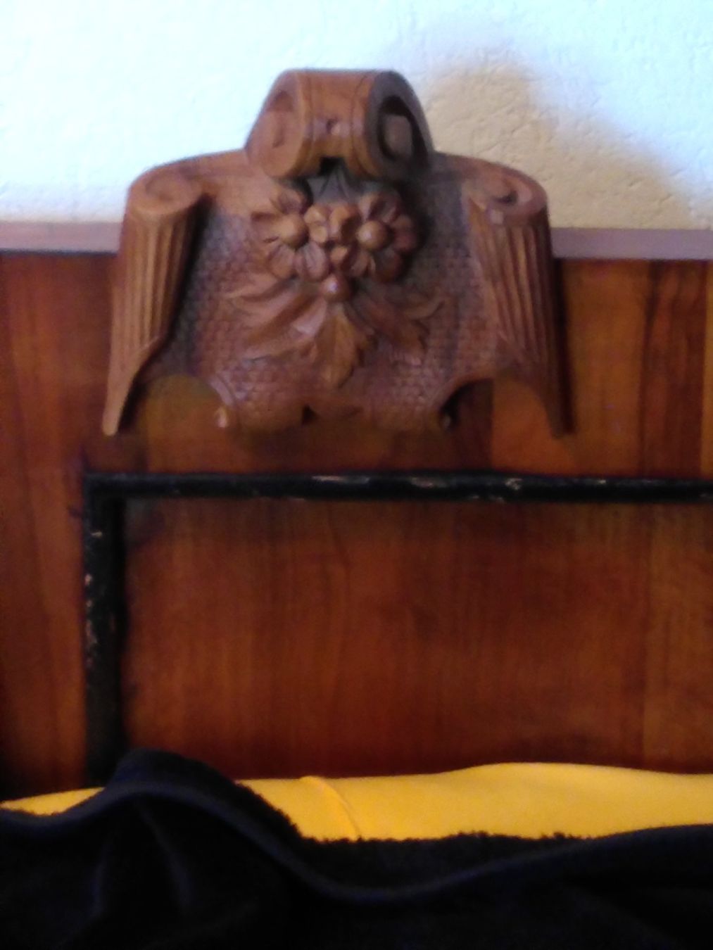 Letti: Antikes Einzelbett aus Holz mit Schnitzereien – Usato da St. Urban venduto da pme_f7td 3