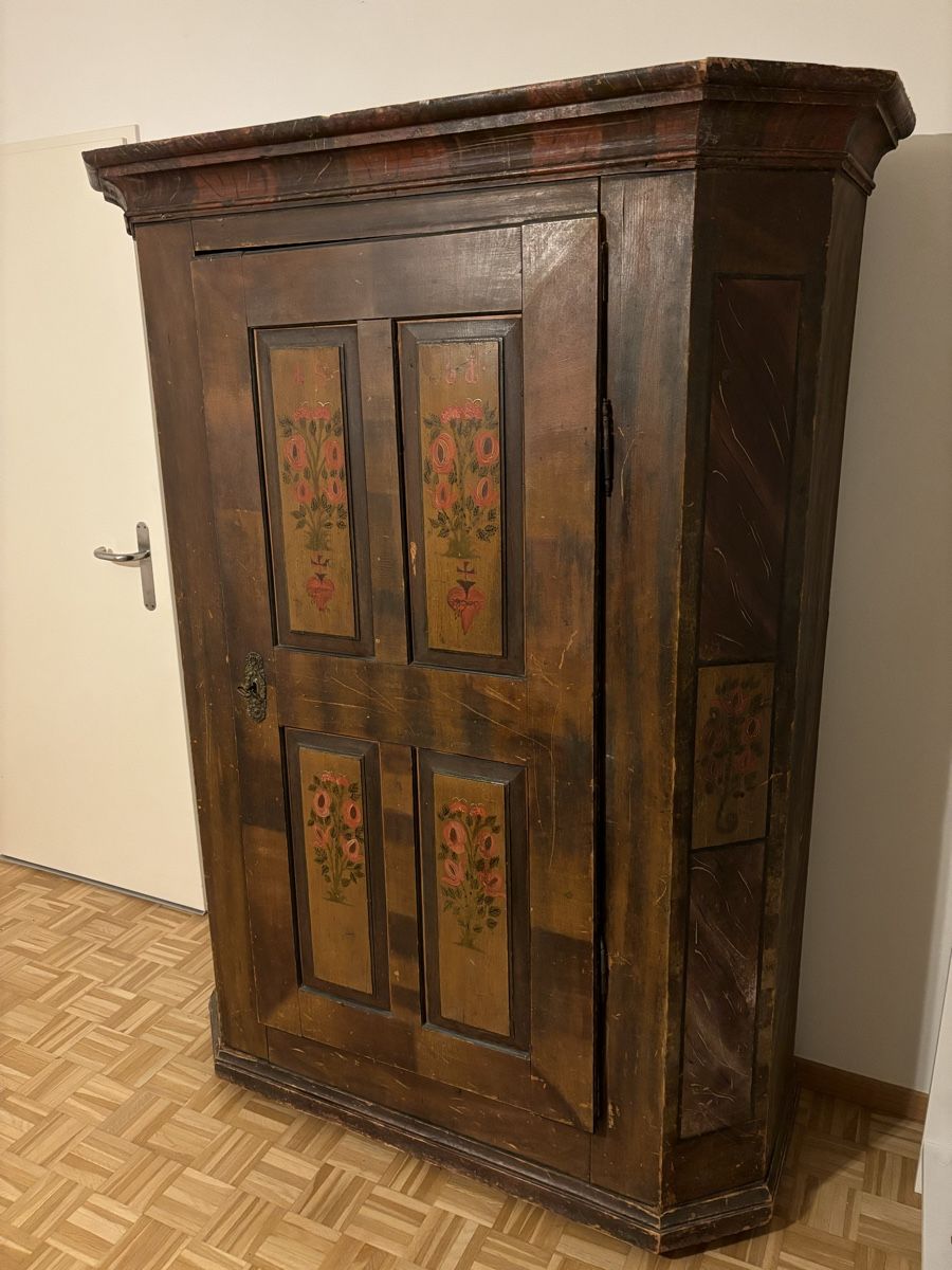 Armadi: Antiker Bauernschrank 1838 bemalt mit Blumenmuster – Usato da Zürich venduto da Limebach