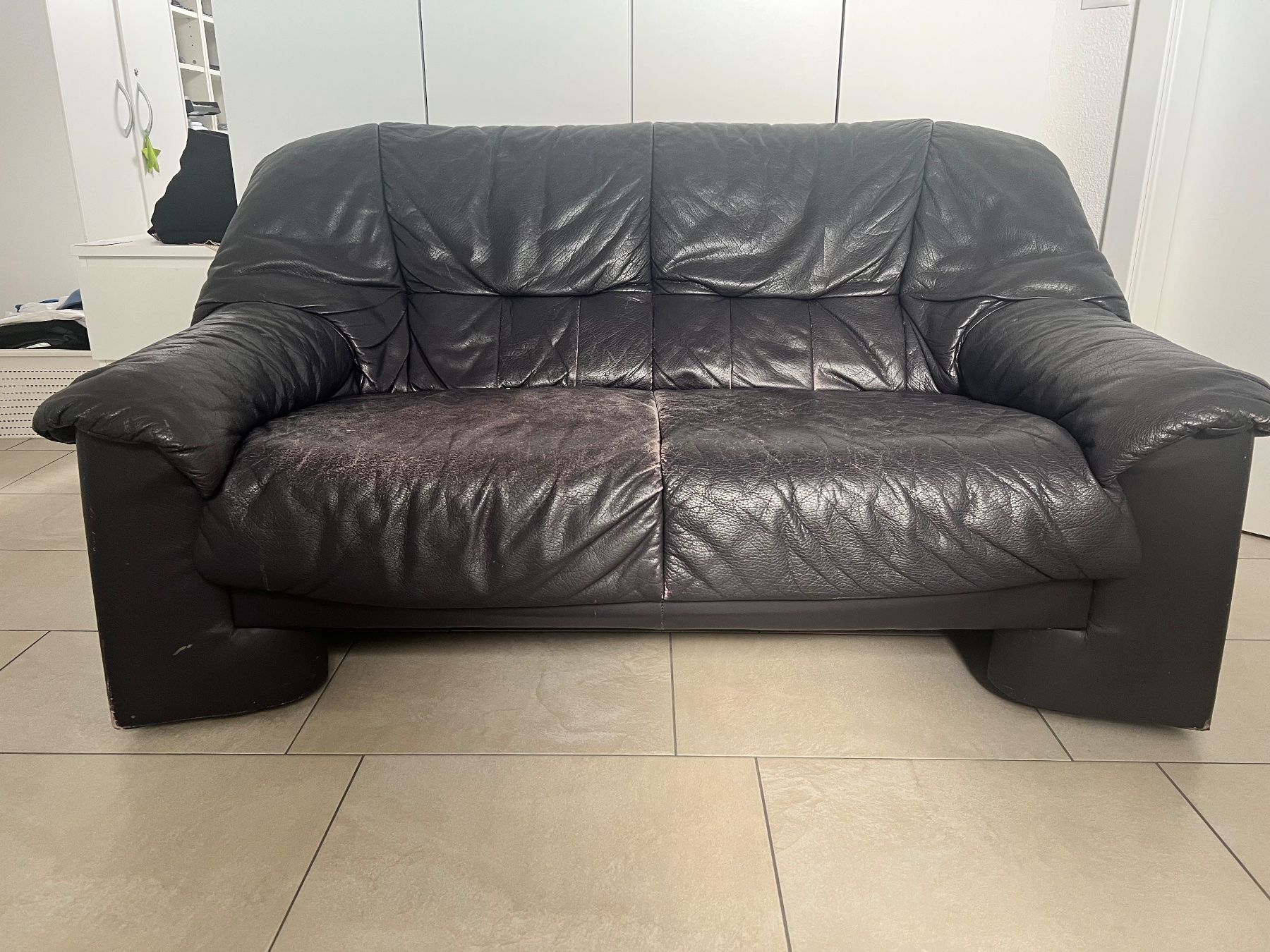 Sofas: Echt Ledersofa dunkelviolett  2-Sitzer – Gebraucht aus Merenschwand von mickey-m