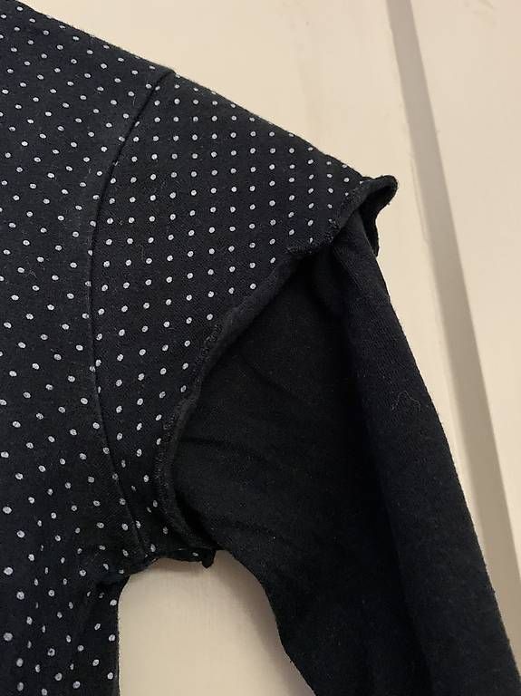 Camicette, T-shirt & Top: Schwarzes Mädchenshirt mit Tupfen  – Usato da Zürich venduto da lil_xr6x 2