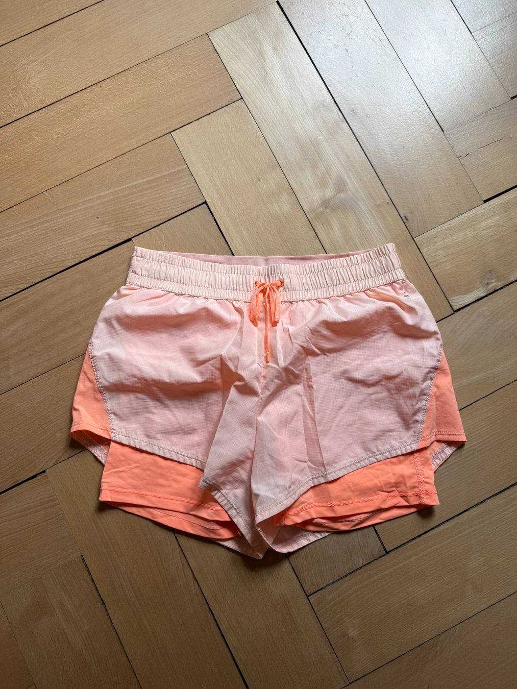 H&M Pantaloni: Sport Shorts neonorange 38 – Usato da Zürich venduto da Diazaio