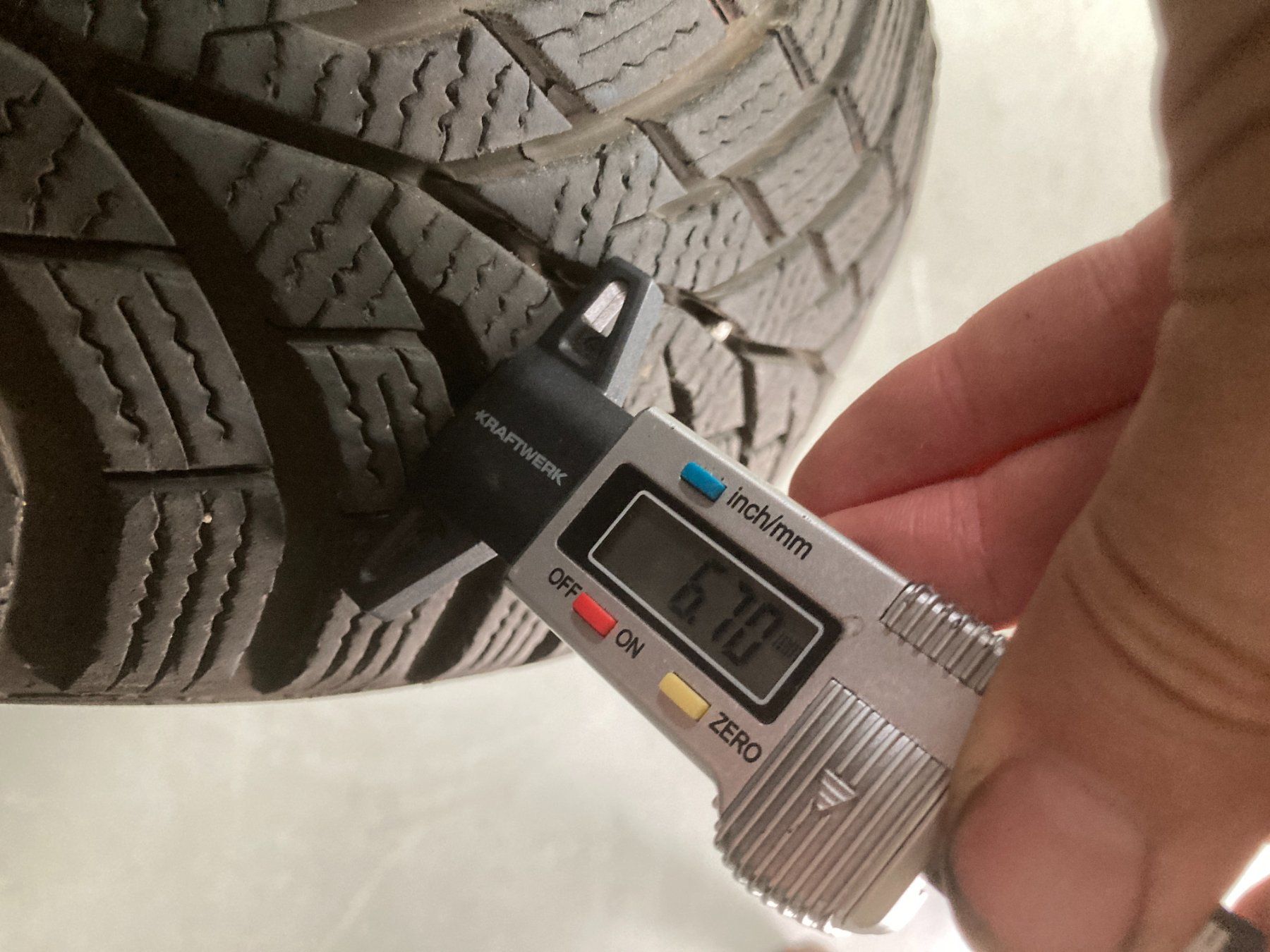 Continental Pneus & Kompletträder: 195/65R15 Winterpneu Continental – Gebraucht aus Cham von WB2223 6