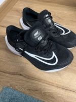 Nike Laufschuhe, Grösse 42