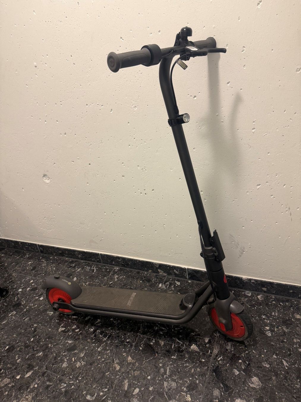 Segway Kickboard: Segway Ninebot Zing C20 – Usato da Rotkreuz venduto da suissemedical