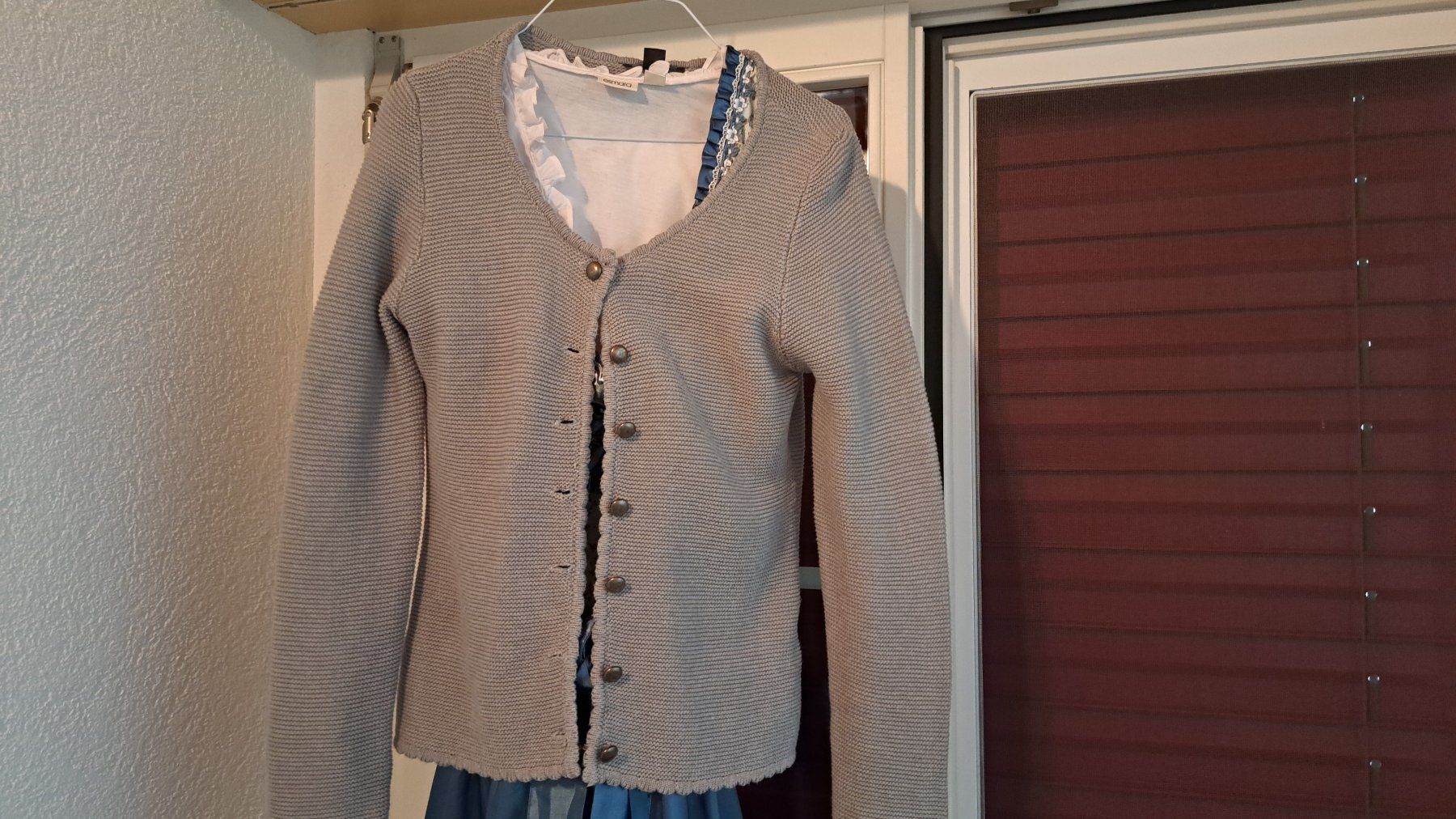 Kostüme: Damen Dirndl Gr. 38 mit Bluse und Strickjacke – Gebraucht aus Russikon von Oelga 1