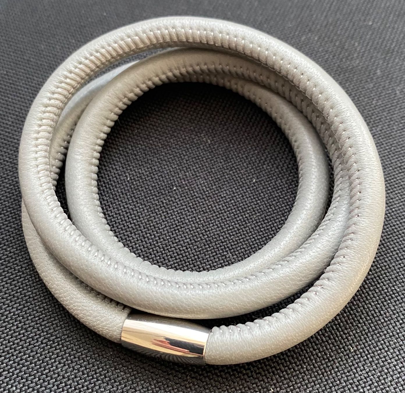 Bracciali & Braccialetti: Lederarmband 60cm, Verschluss magnetisch, grau – Usato da Reichenburg venduto da Noxima 2