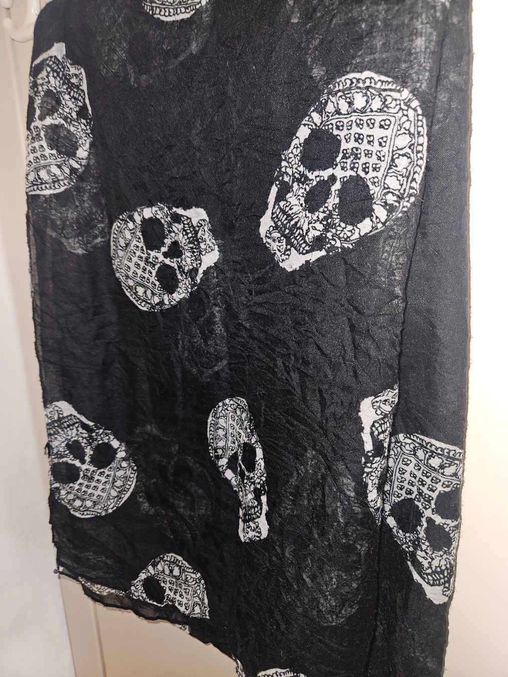 Foulard & Sciarpe: Foulard schwarz mit Totenköpfen – Usato da Luzern venduto da Lucan_Valerius 1
