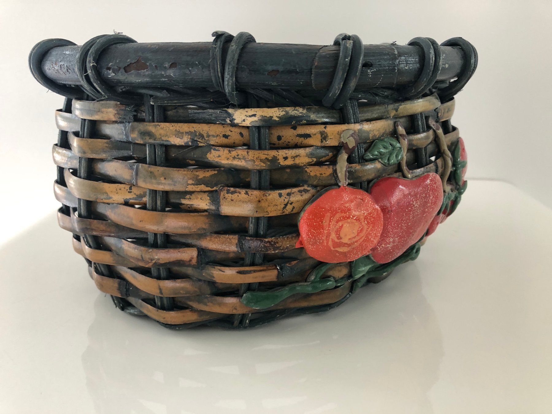 Sonstiges für Haushalt & Wohnen: Weidekörbchen mit applizierten Früchten – Gebraucht aus Balzers von Bastlerherz 2