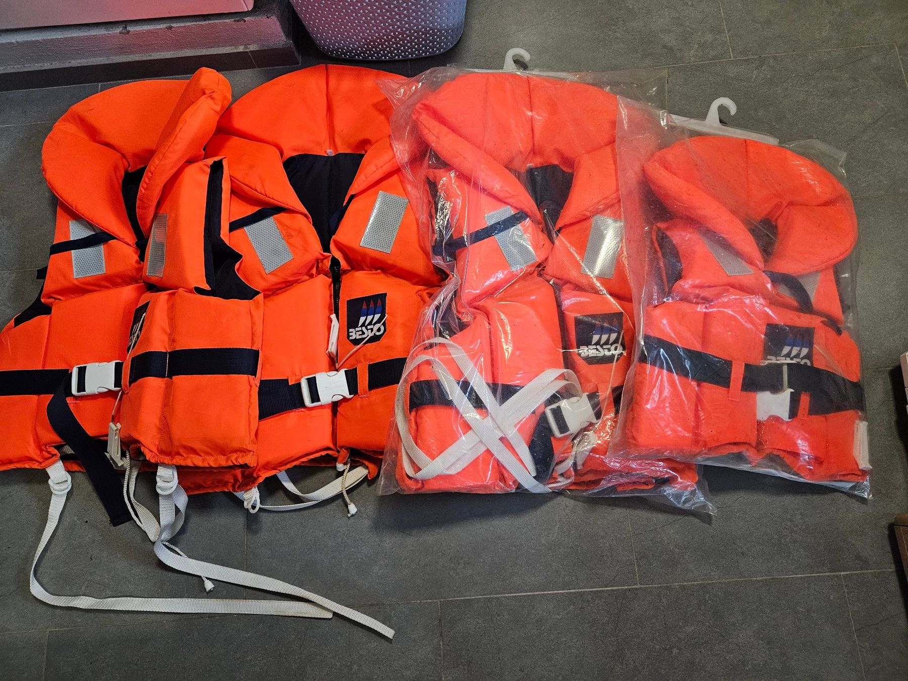 Giubbotti di salvataggio: Schwimmwesten Besto 4 Stück – Usato da Horn venduto da Inntec