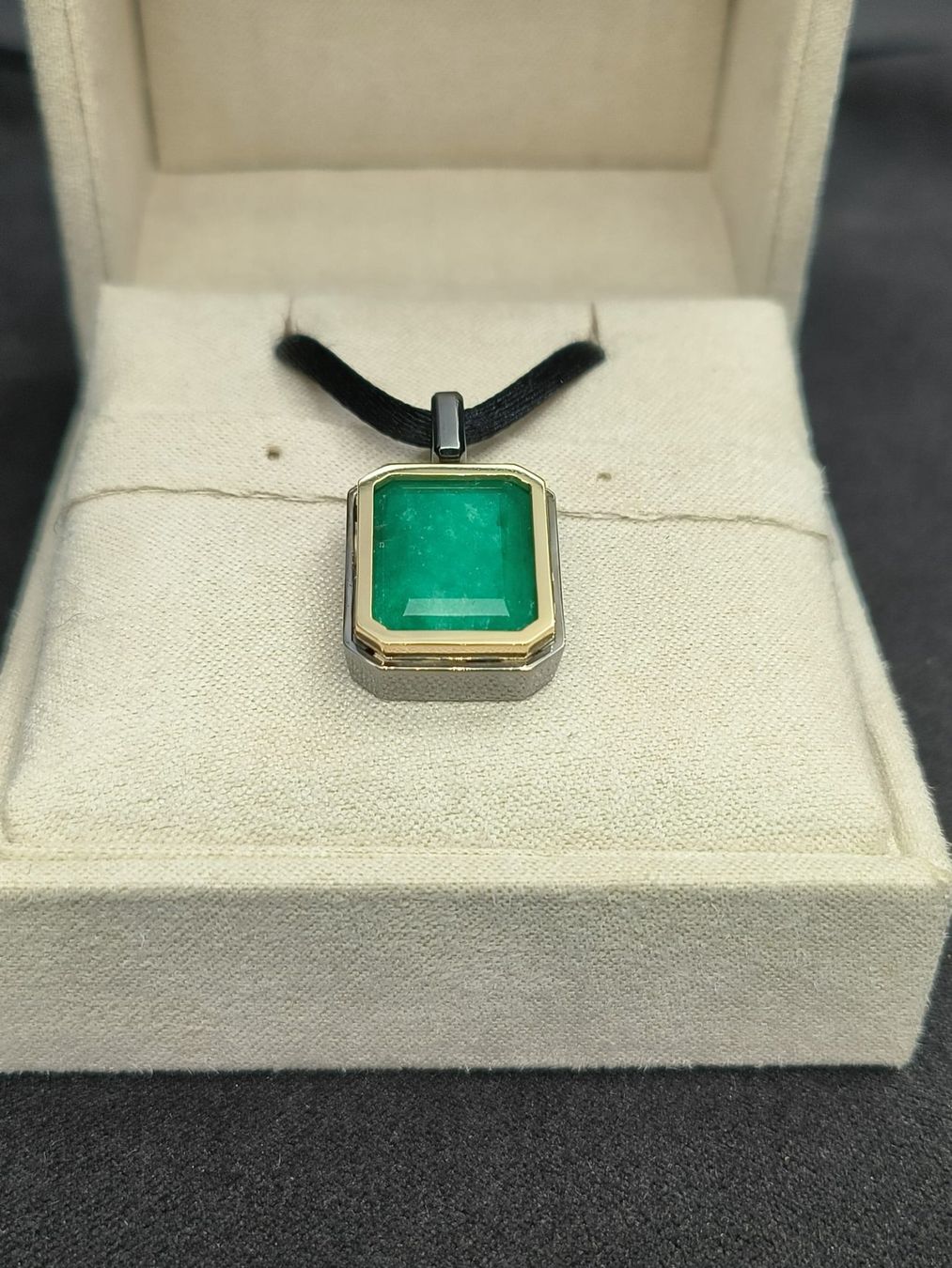 Ciondoli: Pendentif solitaire émeraude – Nuovo e nell'imballaggio originale da La Chaux-de-Fonds venduto da curtitswisswatches 2