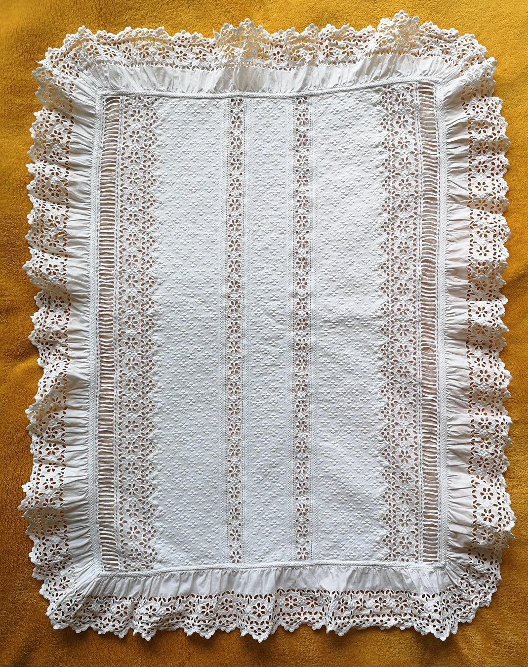 Sonstige Tischwäsche: Deckchen mit zarter Spitze, Lochsaum, Applikationen – Gebraucht aus Zürich von Tanteemma369