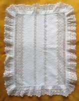 Deckchen mit zarter Spitze, Lochsaum, Applikationen