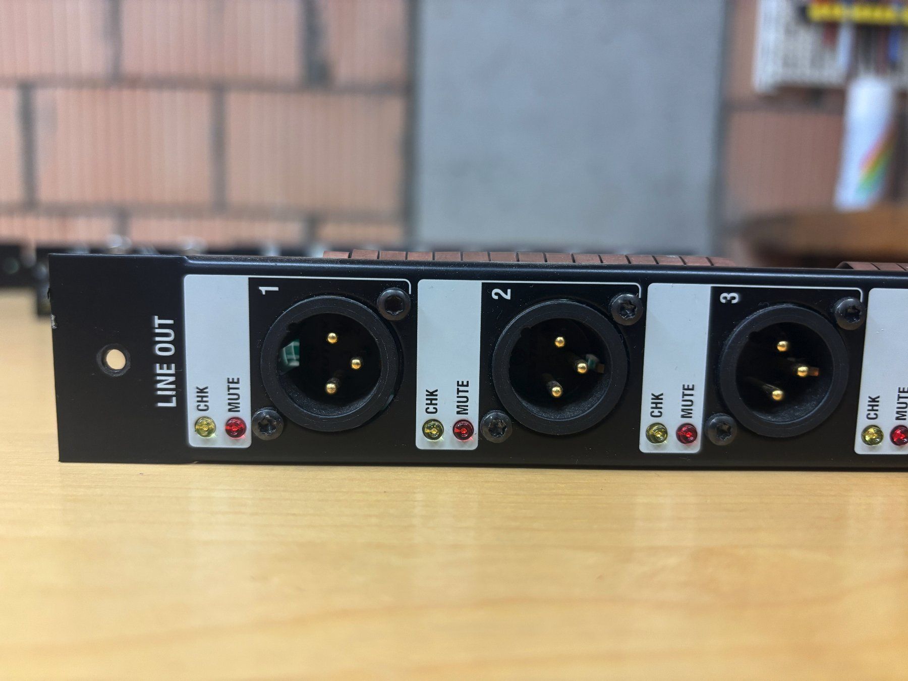 Allen & Heath Console di mixaggio: Allen & Heath iLive Line Output Module – Usato da Frauenfeld venduto da ibkl5512 1