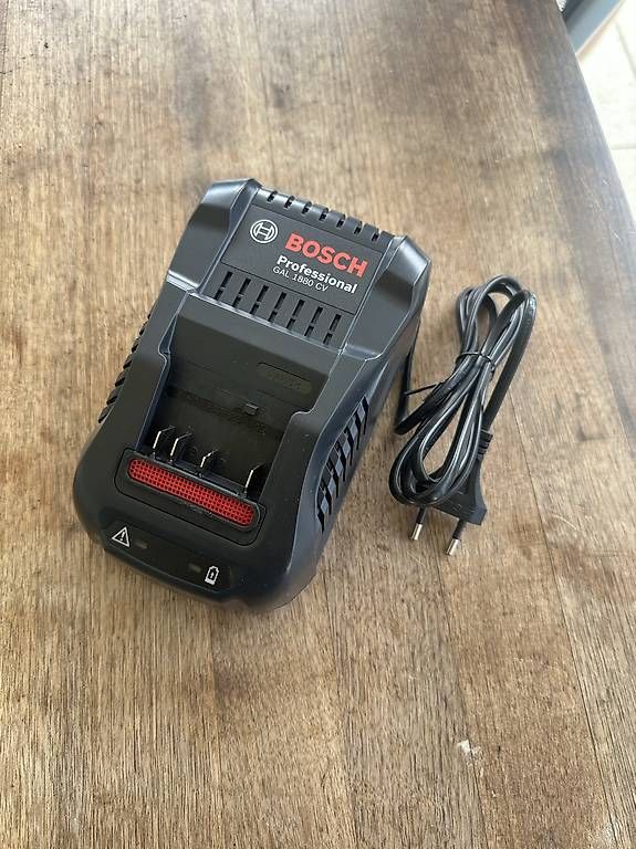 Bosch Accus & piles: ladegerät bosch 18v – D'occasion à Hausen AG par mb2023