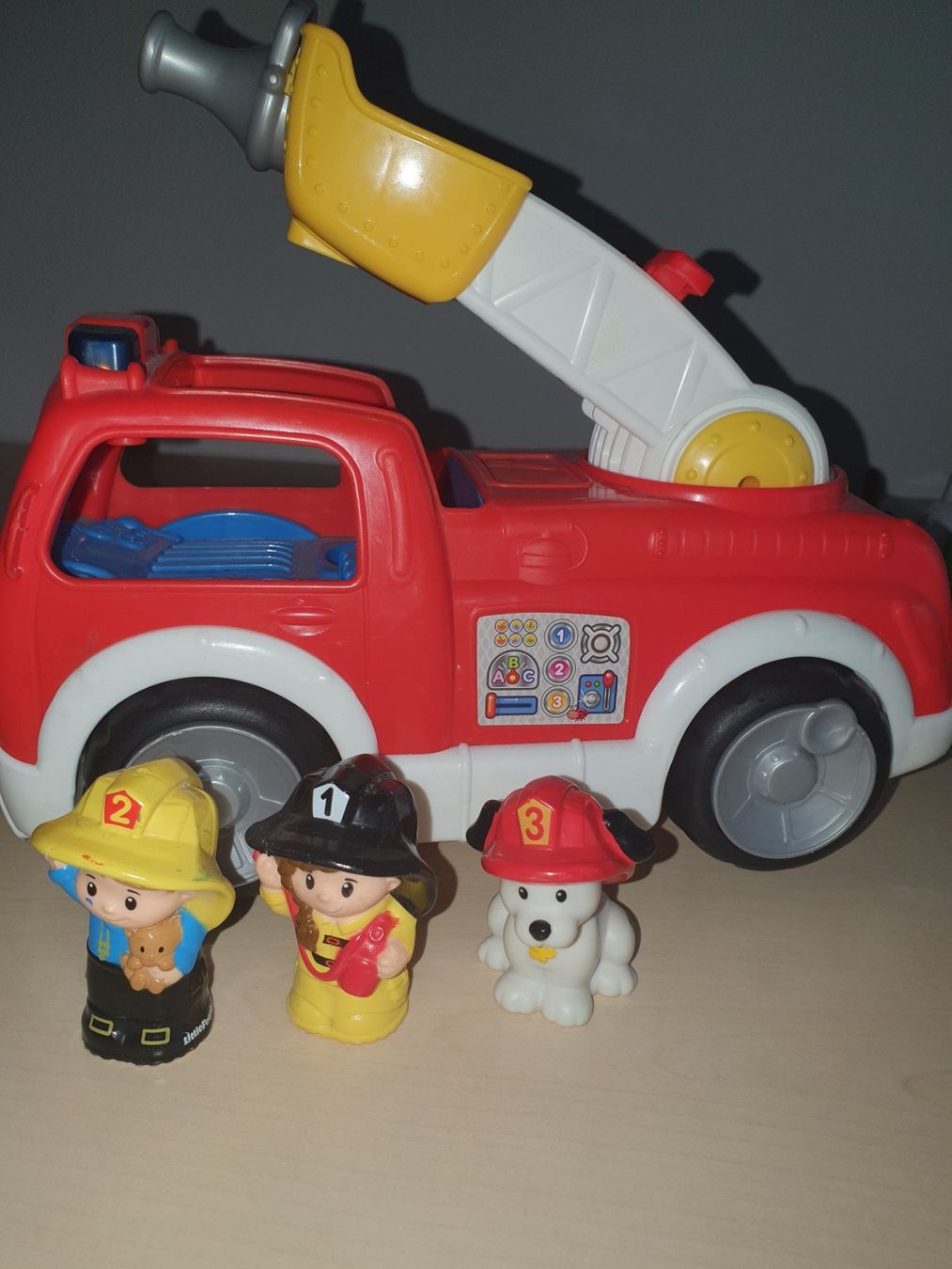 Jouets: Feuerwehrauto mit Figuren – D'occasion à Altendorf par MiriCaj