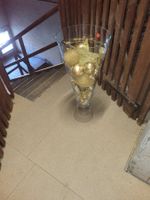 Weihnachtsdeko: Edle Glasvase mit Kugeln Gold