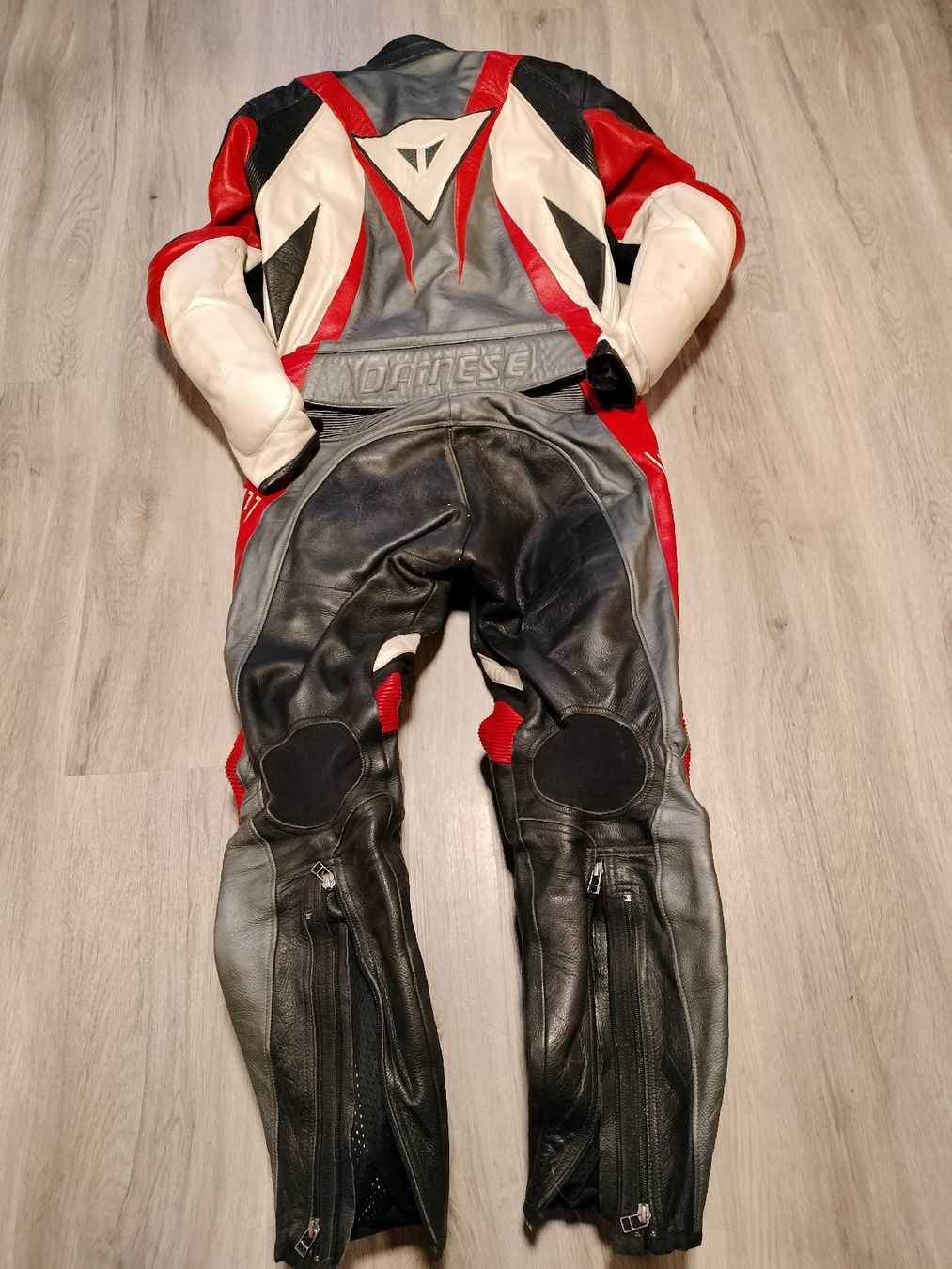 Dainese Completi: Dainese Laguna Seca Motorradlederkombi – Usato da Saxeten venduto da Jeremy.Modellflug 1