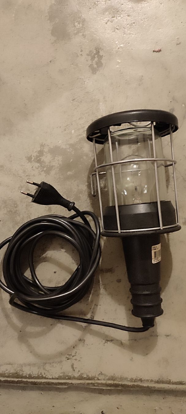 Lampen: 2 Handleuchte aus Hartgummi mit stabilem Schutzkorb – Gebraucht aus Biel/Bienne von ruggi03 3