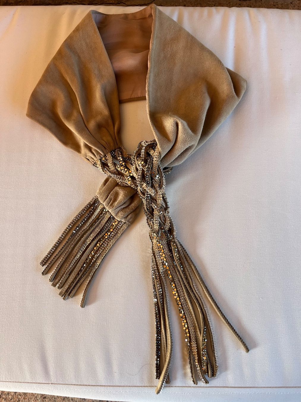 Foulard & Sciarpe: Daniel Swarovski Schal Wildleder mit Kristallen – Usato da Saanen venduto da SoniaMichaela 1