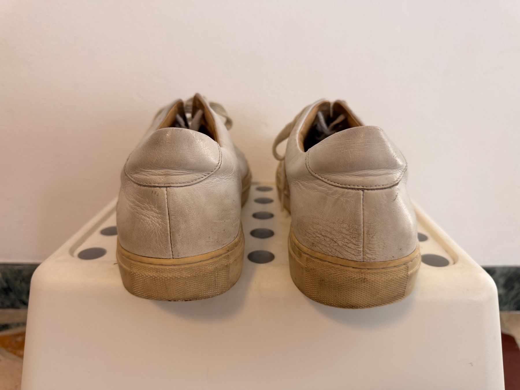 Herrenschuhe: Sneakers in pelle bianche,  n.45. – Gebraucht aus Sorengo von igorgrez 2