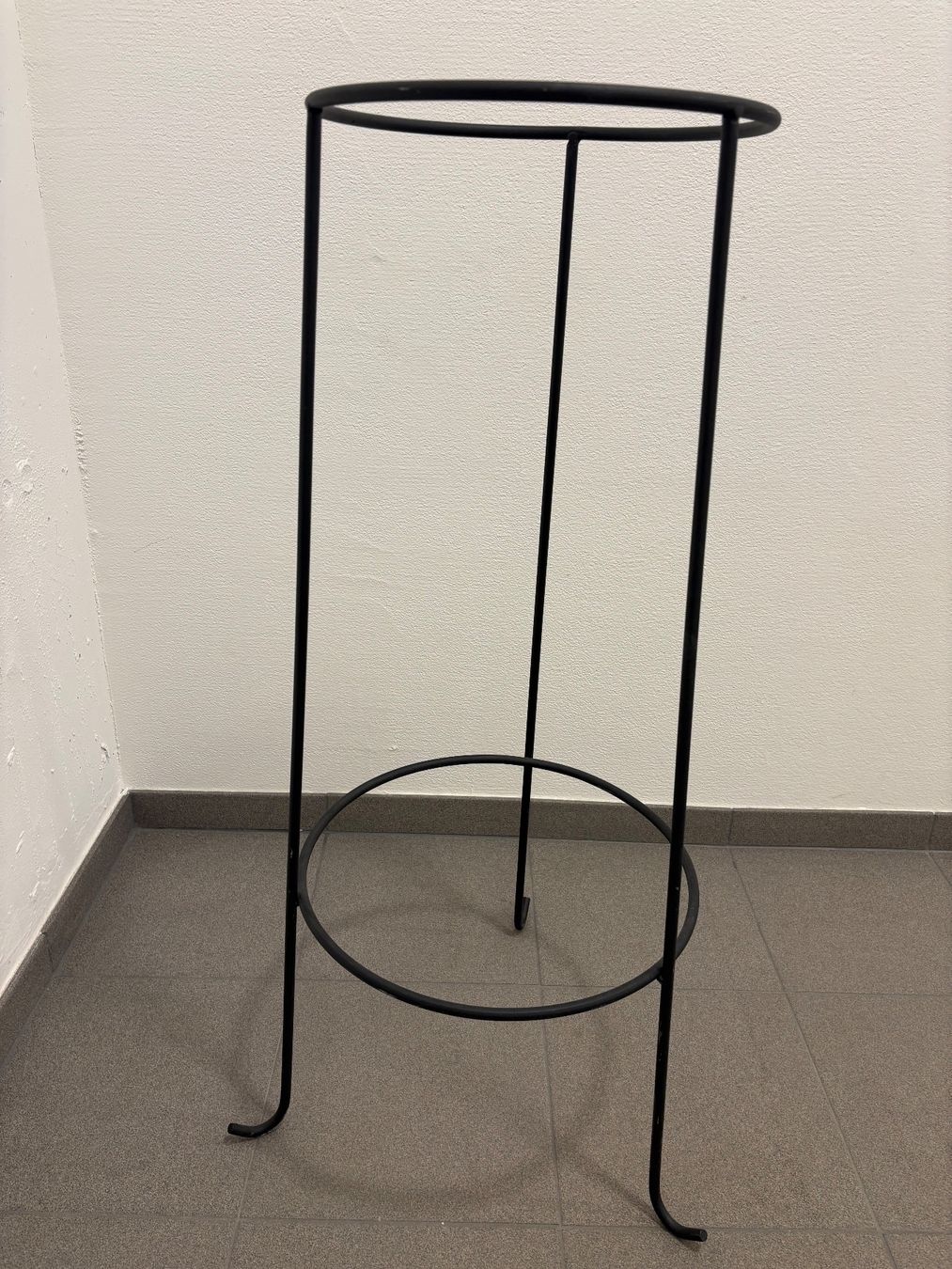 Autres articles pour la maison: Pflanzenständer Metall (mit oder ohne Schale möglich) – D'occasion à Zürich par jimmy_12 3