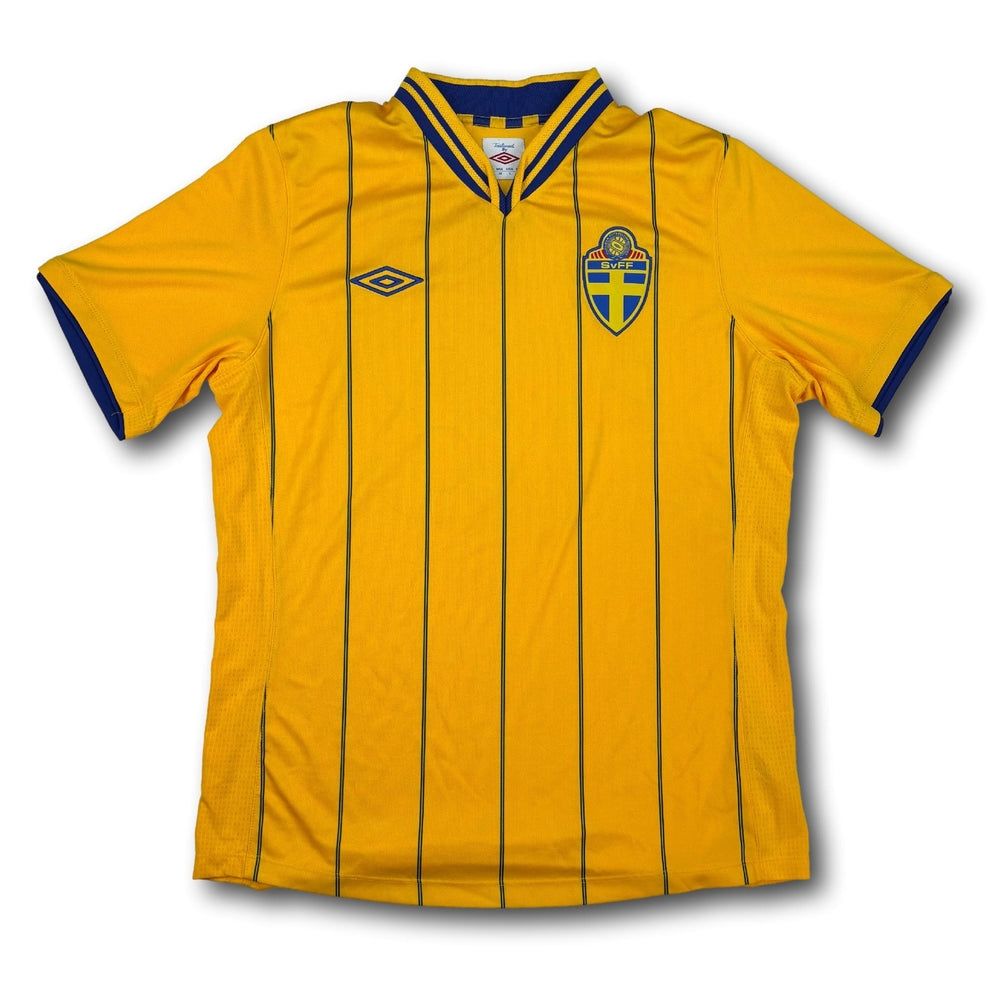 Canottiere & Pantaloni: Schweden - 2012-13 - Heim - M - Umbro – Usato da Bolligen venduto da ToTheJerseyEquipment