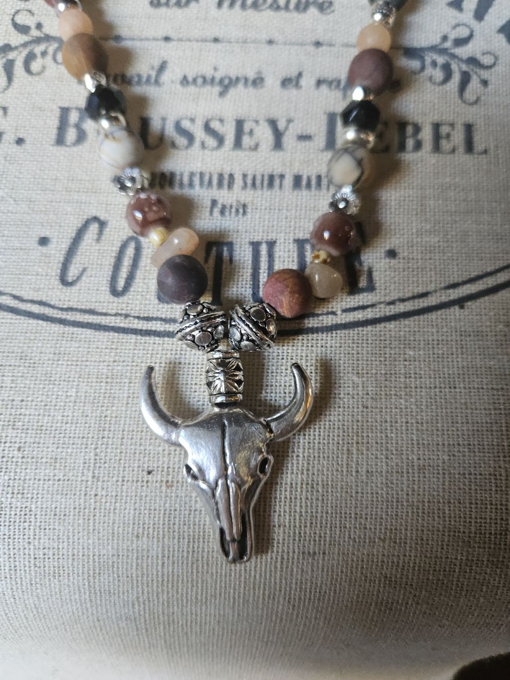 Catenine: collier tête de buffle perles brunes – Nuovo e nell'imballaggio originale da Thônex venduto da lacomtessedesfees 1