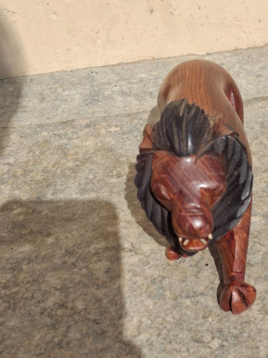 Statuette: Handgeschnitzte Löwenfigur mit Knochenzähne aus Holz, 28 cm – Usato da Münchenbuchsee venduto da babilibern 4
