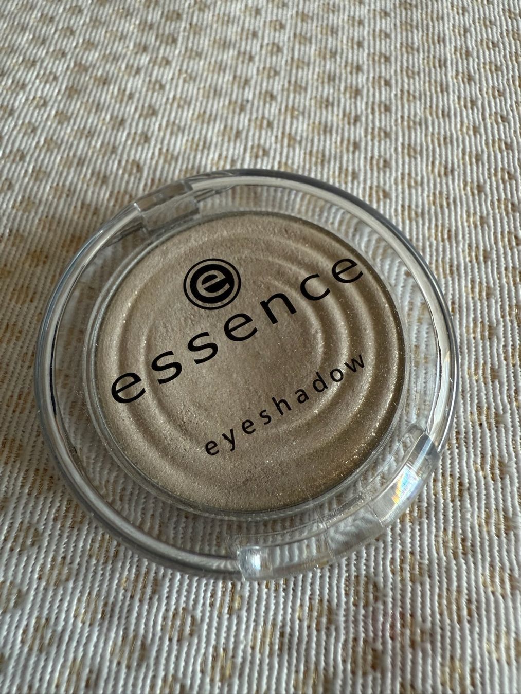 Make-up: Essence - eyeshadow – Usato da Sion venduto da accroshoes
