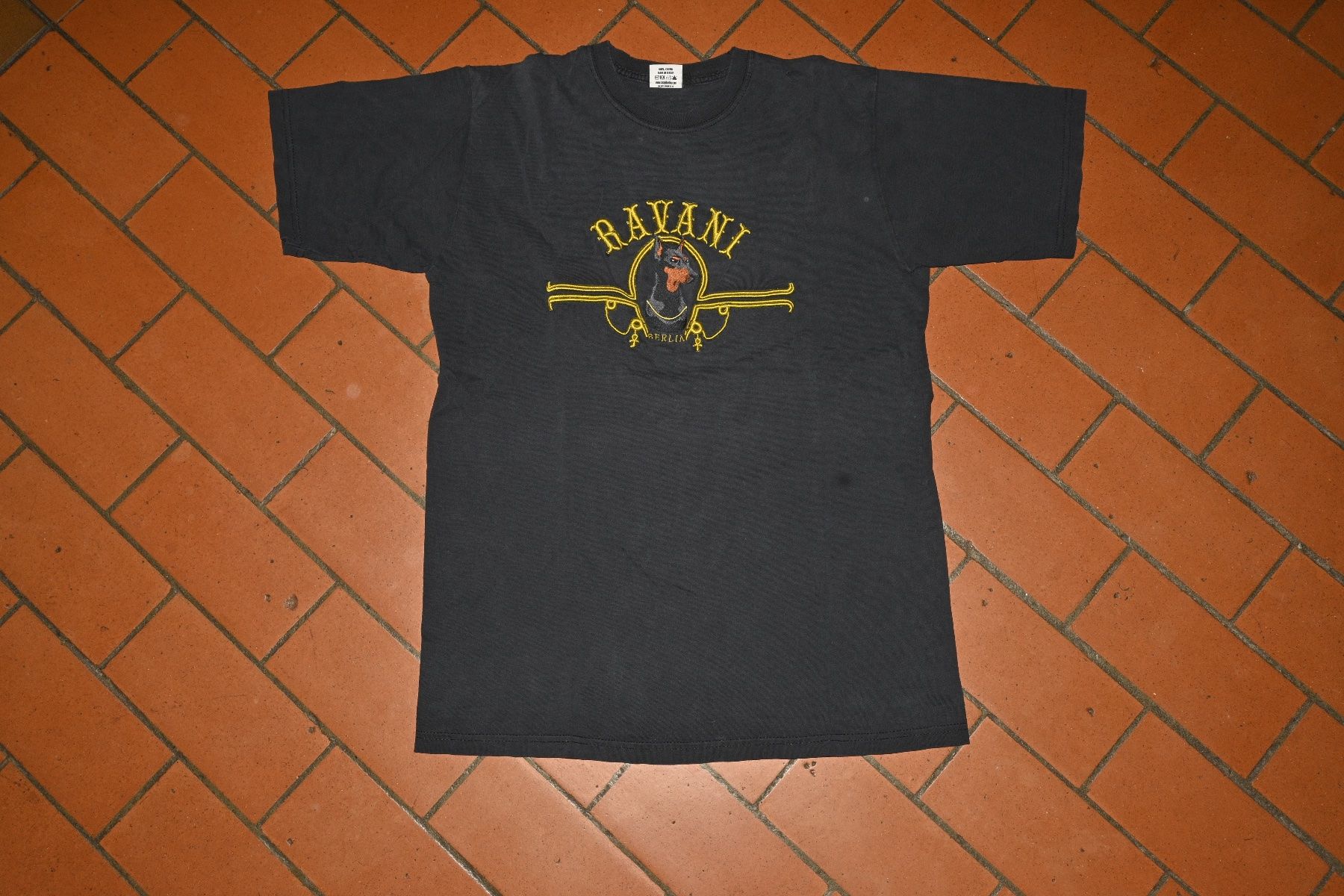 T-shirt: Ravani Berlin T-Shirt – Usato da Bern venduto da TL107