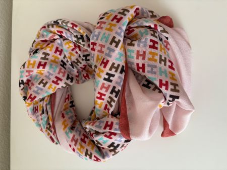 Attraktiver Schal mit bunten Details
