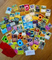 Über 50 gemischte originale Pokémon‑Karten inkl einer Jumbo