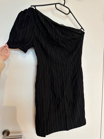NA-KD One-Shoulder/Off-Shoulder Kleid streifen- S - wie NEU!