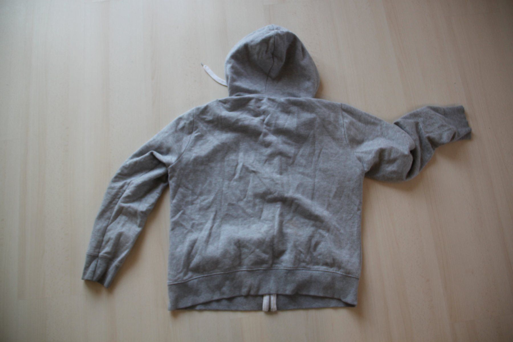 Maglioni & Felpe: Grauer Kapuzenpullover mit Reissverschluss – Usato da Walterswil SO venduto da mel_5b2h 2