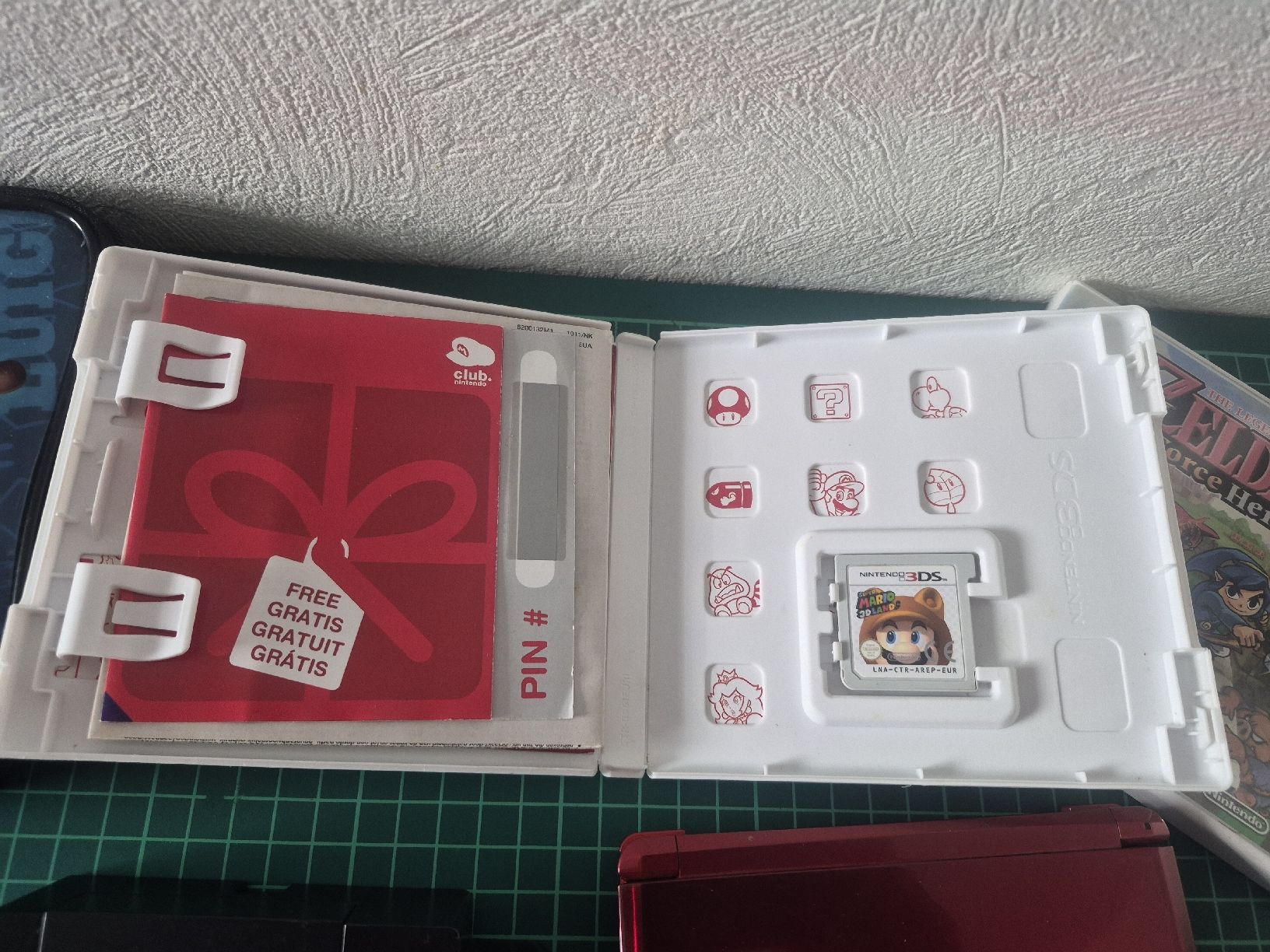 Nintendo Console: Red Nintendo 3DS red Bundle - Zelda, Mario & Accessory! – Usato da Meyrin venduto da Retro-GZ 6