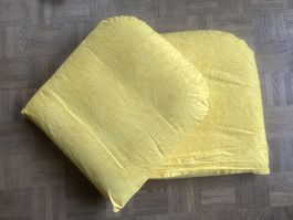 2 Stuhlkissen mit gelbem Stoffbezug