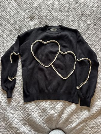 Pull noir avec motifs cœurs 