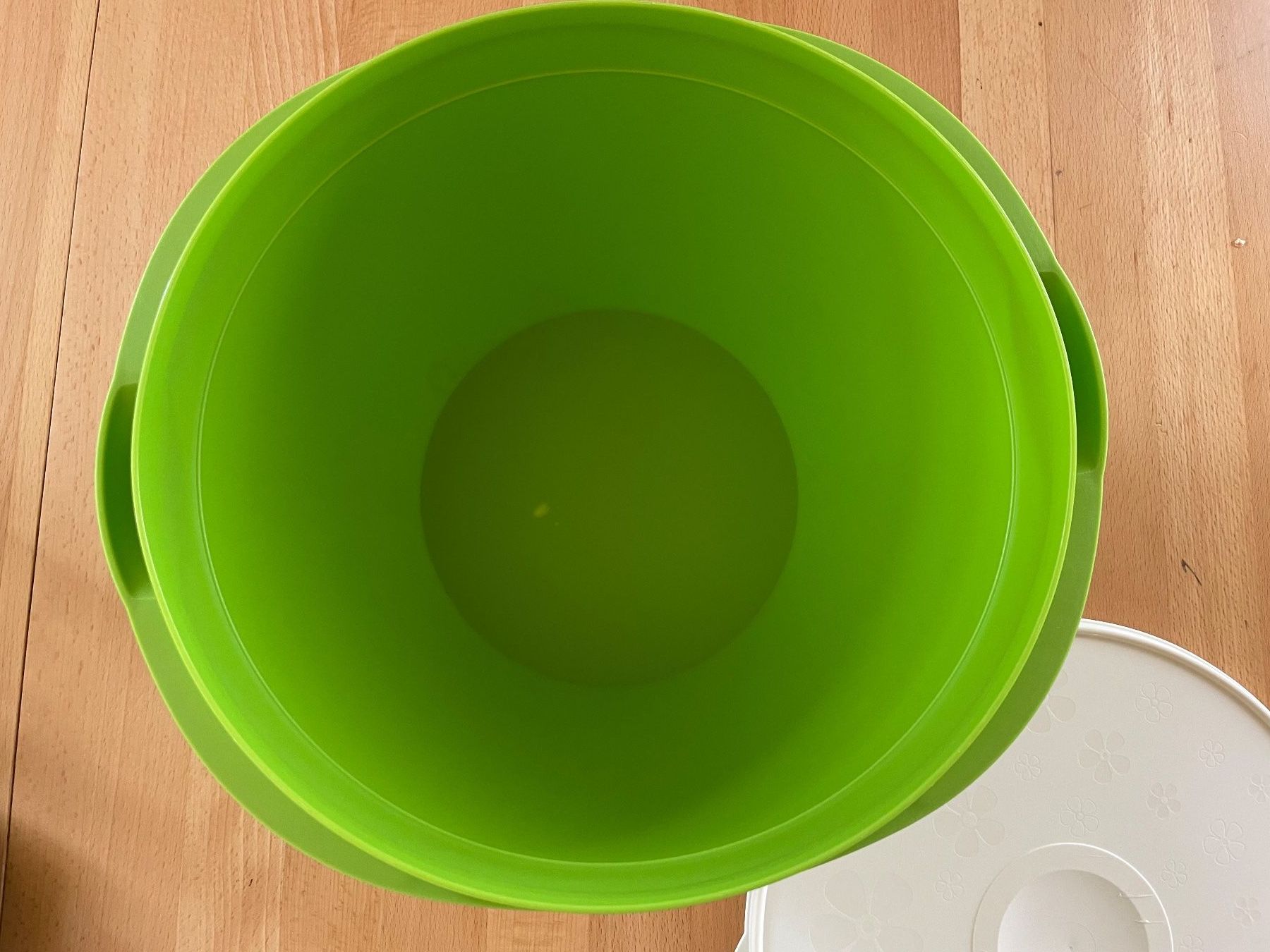 Tupperware Recipients et similaires: 10 Lt Tupperware Schüssel, hellgrün mit weissem Deckel – D'occasion à Cham par 2eye 1