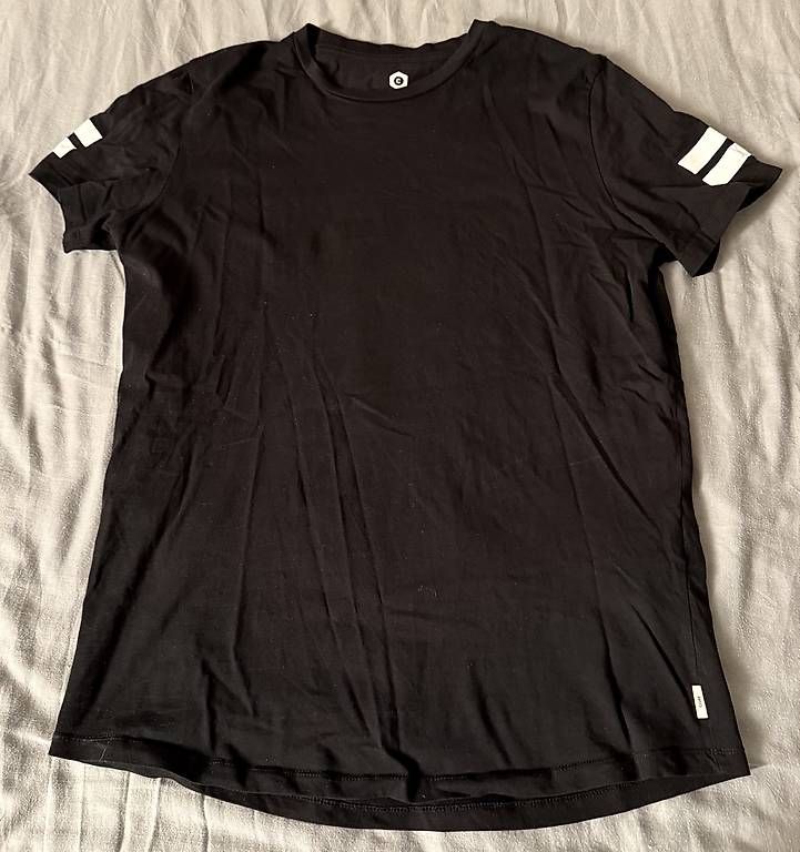 T-shirt: Schwarzes T-Shirt mit Streifen – Usato da Wädenswil venduto da dom_pz5d