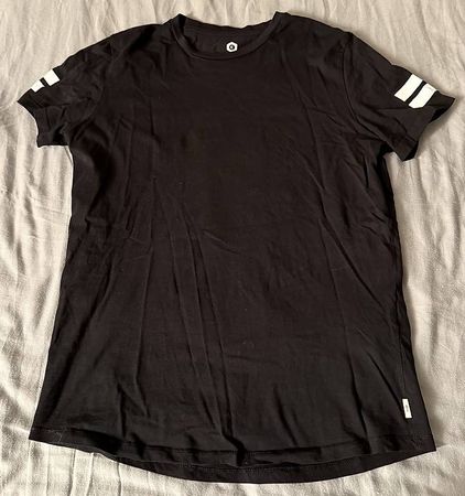 Schwarzes T-Shirt mit Streifen