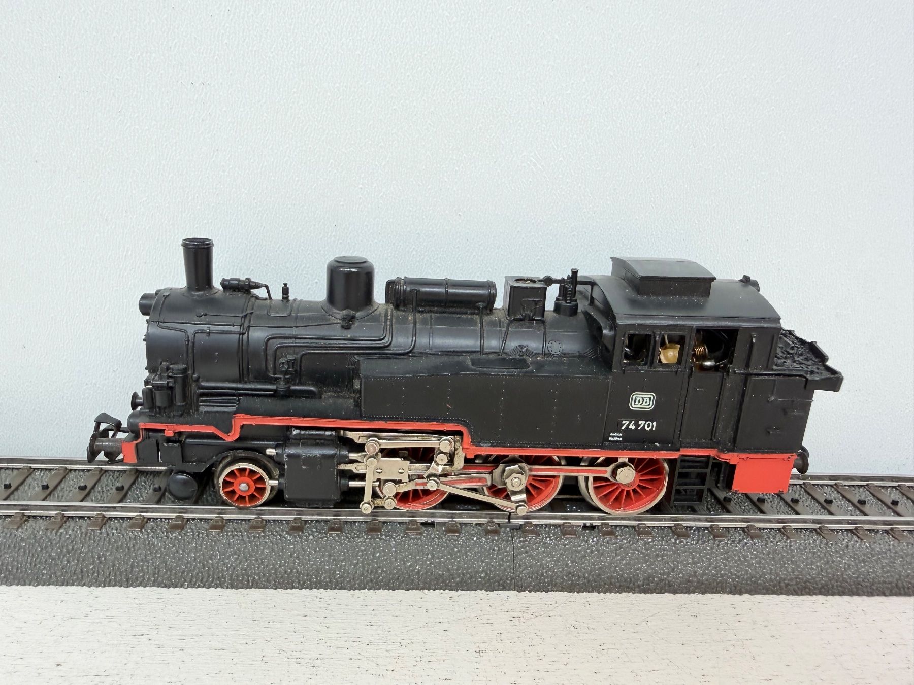 Märklin Modelleisenbahnen: 3095 Tenderlokomotive BR 74 der DB – Gebraucht aus Büsserach von ModellbahnDepot 3