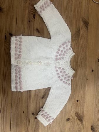  Handgestrickter Baby-Cardigan  Rosa & Creme