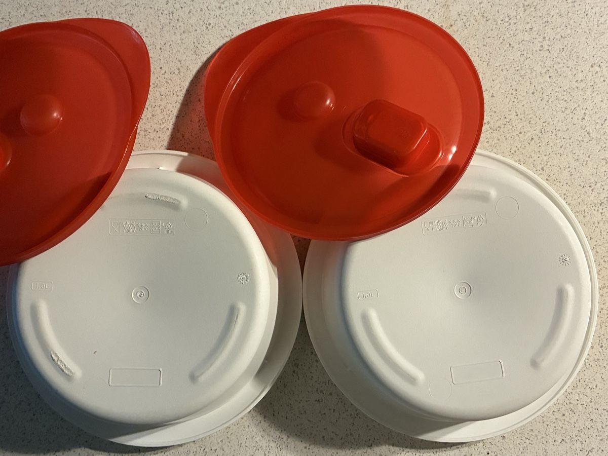 Migros Behälter & Ähnliches: Tupperware Servierschalen weiss rot 2er Set gebraucht – Gebraucht aus Oberrüti von Jomaru 2