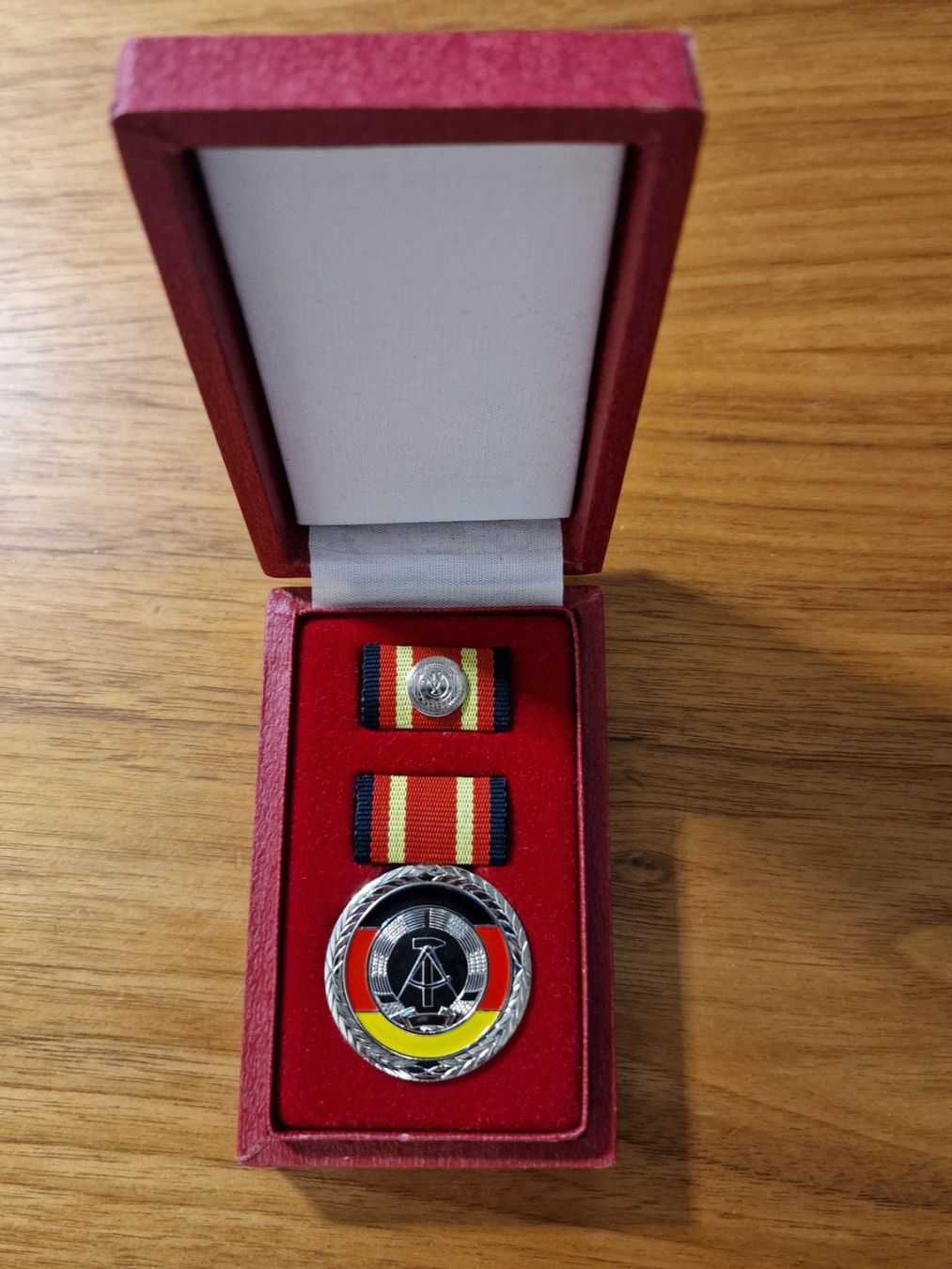 Medaglie: DDR Verdienstmedaille / Ehrenzeichen mit Etui – Nuovo (secondo la descrizione) da Zürich venduto da Allerlei_Shop