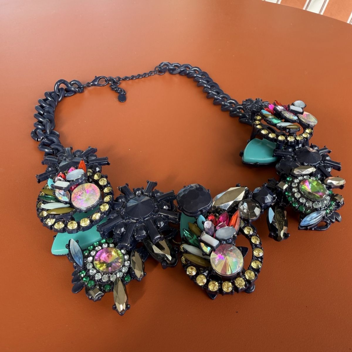 Zara Catenine: Statementkette dunkelblau mit bunten Schmucksteinen – Usato da Zürich venduto da ana.vla 1