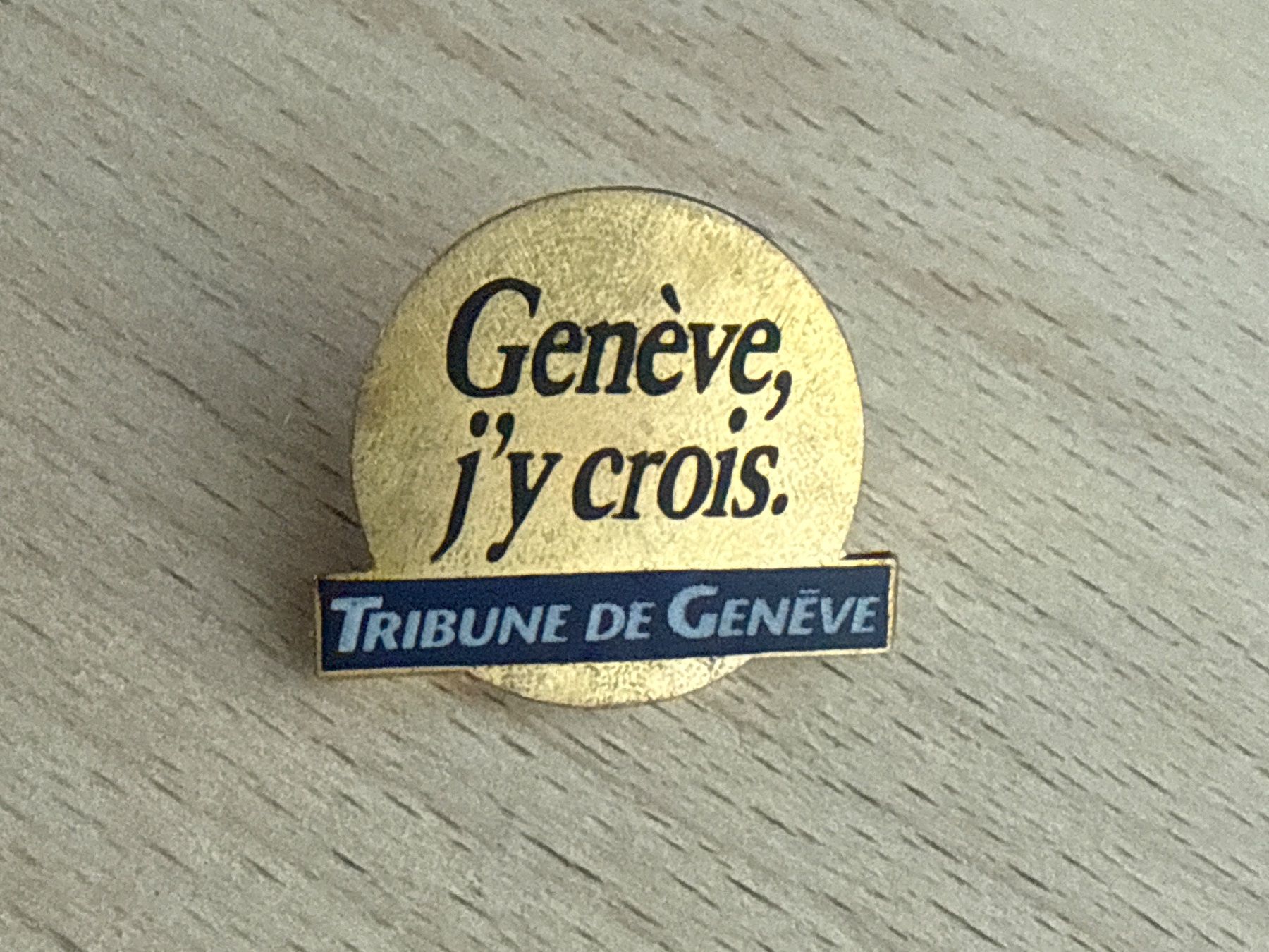 Placchette & Badge: Pin TRIBUNE DE GENEVE – Usato da Glattbrugg venduto da Schweigmatt