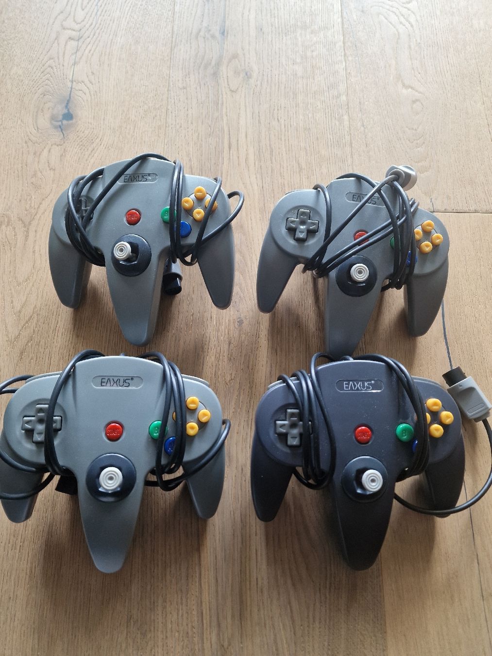 Manettes: 4x Nintendo 64 N64 Eaxus Drittanbieter Controller Grau  – D'occasion à Fahrwangen par luk_bhw7