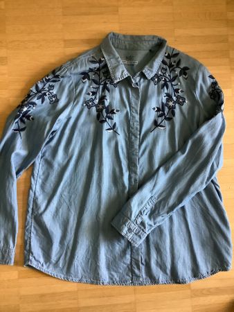 Trendy blaue Esprit edc Jeansbluse mit Stickereien Gr. XL