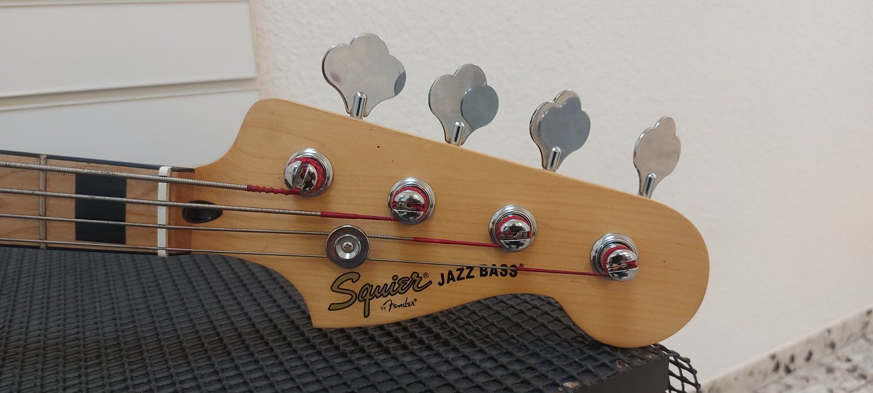 Squier Musikinstrumente: Fender Squier Jazz bass gutem zustand – Gebraucht aus Glattbrugg von Swissmusik 1