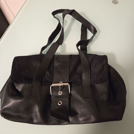 Sac à main noir élégant, parfait pour l'automne! Chic!